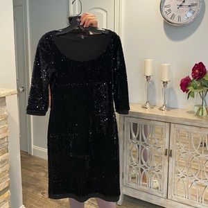 Dress with shiny sequins